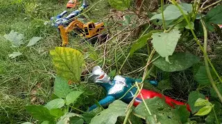 MENCARI MAINAN ULTRAMAN ZERO & MOBIL KEREN DI RERUMPUTAN