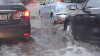 Сильный ливень с градом и грозой над Екатеринбургом