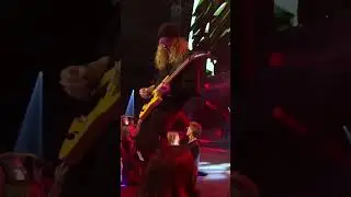 Sickest guitar solo playing „Breaking Me“ live 🎸#shorts #live