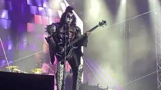 Kiss - Love Gun / I Was Made For Lovin' You 'on zip line' [Live in Bucharest, Romania -July 16 2022]
