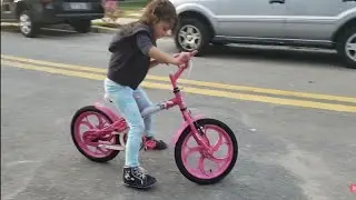 Como a Sarah aprendeu a andar de bicicleta sem rodinhas em 1 dia
