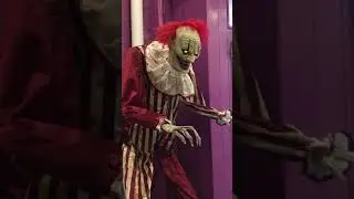 Clown maléfique géant animé