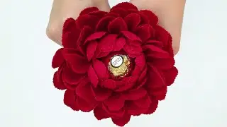 Quick and easy: dahlias made of candy and crepe paper