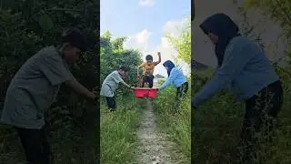 Lompat tinggi pakai celana vs lompat pakai sarung 😄 