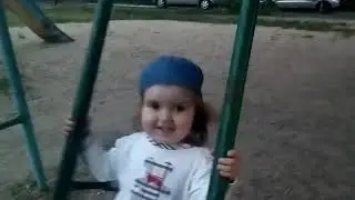 Ева катается на качельке. Весёлая скрипучая качелька