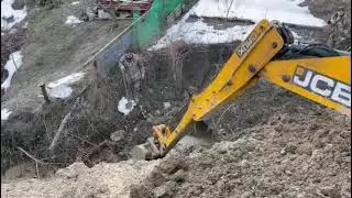 Зачем я туда полез? Трактор засосало болото!