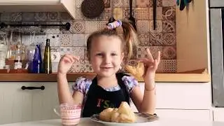 Готовим круассаны с розовым шоколадом. Дети готовят сами без родителей.