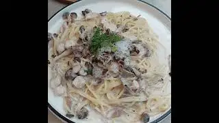MARGHARITA PIZZA & CREAMY CHICKEN CARBONARA, FROM JIBBY & CO RESTAURANT !! yummy... 🍜🍜🍝🍝🍝🍝🍕🍕🍕