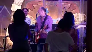 Юрий Гальцев исполняет песню для Романа Упорова вместе с группой RU:-)