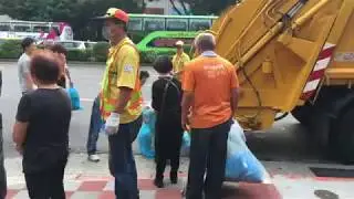 Meanwhile in Taiwan: Musical garbage truck vs. Ghost month ceremony