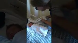 Papai faz charuto de nenê