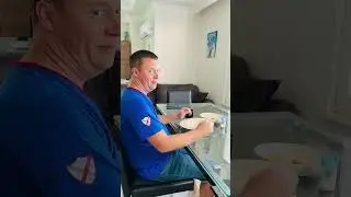 Дочка учится готовить