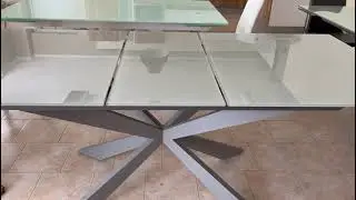 Tavolo da soggiorno Rettangolare Allungabile in Vetro temperato grigio e gambe incrociate - Altea