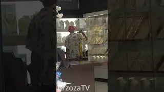 Janusz ogląda towar i komentuje ceny
