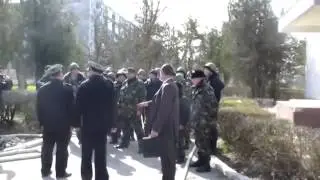 Внимание!Русские на тракторе захватывают украинскую военную базу в Крыму!