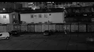 Хулиган убегает от девушки (видео камеры наблюдения)