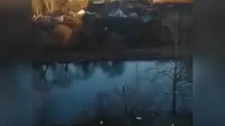 Группа подростков выходит на тонкий лед Свияги около Аблукова 😳