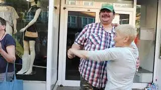 Sänger Gino Dalnero hier in Köln Ehrenfeld