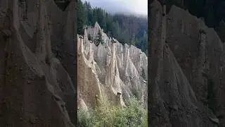 Fotografuje piramidy ziemne w Dolomitach. Foto wyprawa. 