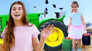 Nastya ve Miya çiftlikte hayvanlarla oynuyor