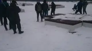 Пацаны в снежки играют