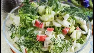 Летний салат с крабовыми палочками.
