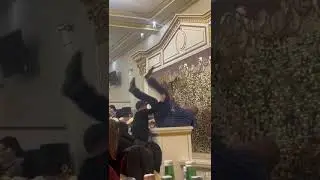 Танцующий дагестанец упал в банкетном зале во время свадьбы 😨
