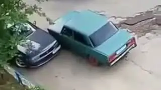 Бухой бьет машины во дворе