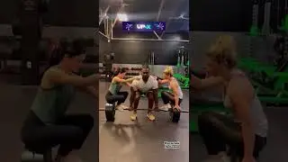 Тягает девочек 💪
