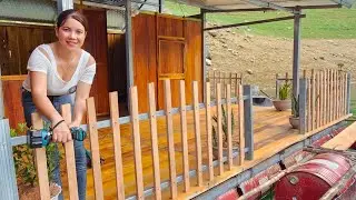 The girl built a surrounding corridor out of wood and the house floated on the water.