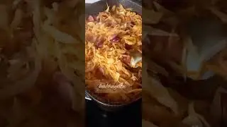 Тушкована капуста з ковбасками