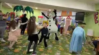 Ростовая кукла - снеговик Олоф отжигает