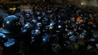 Штурм беркутом баррикад на Евро Майдана в 02:00 11.12.2013 Часть 3