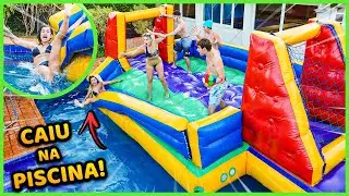 ELA CAIU NA PISCINA NO MEIO DO VÍDEO DE FUTSABÃO!! [ REZENDE EVIL ]