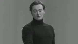 сергей безруков садится на стул мем тик ток