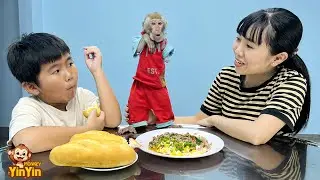 Mom makes beefsteak for monkey Yinyin and his brother