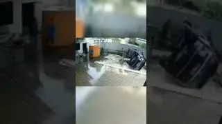 MOBIL TERGULING SAAT DI CUCI