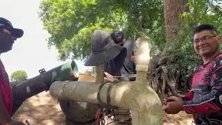 Instalando la bomba de riego en las parcelas