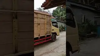 mencoba mengemudikan truk untuk pertama kali