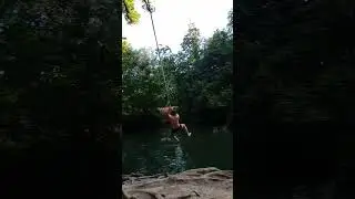 Мишаня прыгнул с тарзанки в реку.