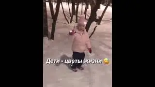 Бросила какашкой