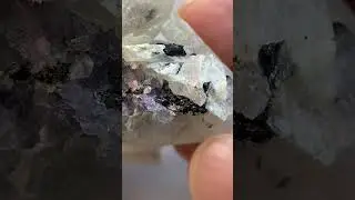 Вольфрамит, флюорит и пирит на кварце