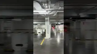 开市客超市深夜的停车场，空空如也