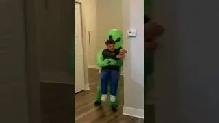 He deserves an acting Award for this 🤣🤣🤣 #shorts #funny #alien