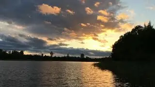 Небо, облака и закат над озером - Time-Lapse