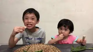 Anak anak suka makan otak - otak Ny Lauw