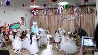Танец снежинок в детском саду.