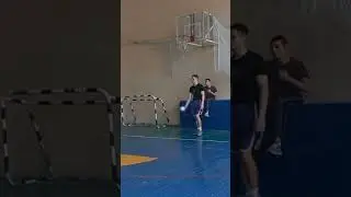 Данк: фейк из под ноги на кольцо 305 #dunk #jump #basketball #данк #баскетбол #slamdunk #shorts