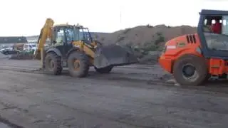 Из болота асфальтоукладчик