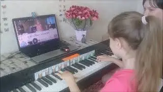 Хроматическая гамма 2-мя руками в расходящемся движении.